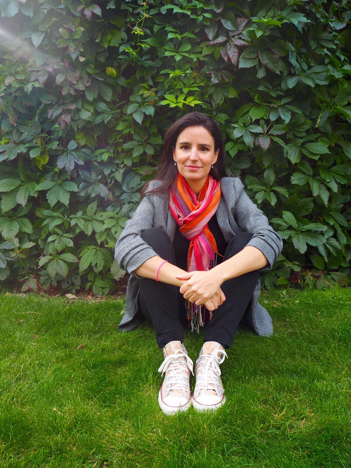 Aurora Ballesteros, coach de El Rosal, sentada en un jardín